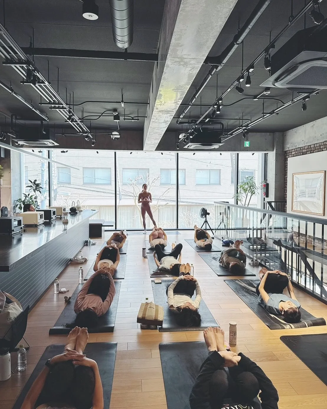 Morning Yoga @balmuda 
久しぶりのイベントは #BALMUDA the Store Aoyama にて、Morning Yoga &amp; Breakfast✨
嬉しいことに告知前に満員🙏🈵　ハワイとの二拠点を始めてから特に、こうやって皆さんに会える機会が嬉しいです。

気持ちのいい朝の光が差し込む空間で、少人数ならではの贅沢な時間を過ごしました。
気持ちよく動いて、ゆっくり味わって、美味しい朝ごはんで心も体も満たされる朝。

朝のエネルギーが一日のムードをつくるから