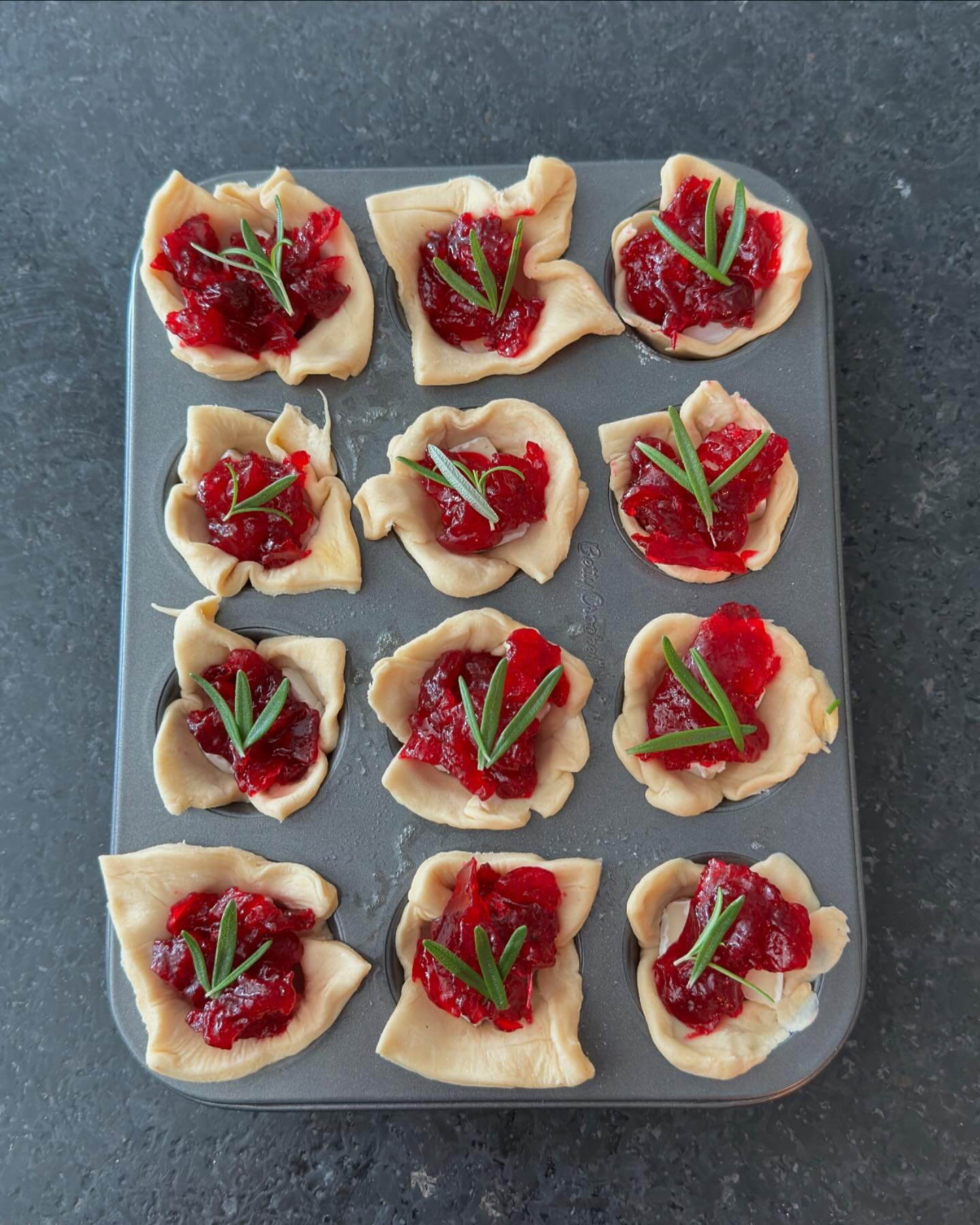 Happy Thanksgiving 👨&zwj;🍳🍗🏴󠁧󠁢󠁳󠁣󠁴󠁿 Cranberry Brie Hors D&rsquo;Oeuvres and Turkey with Chef Mackintosh&rsquo;s Signature Stuffing. Book for your next holiday party - your tastebuds will thank you 🔥