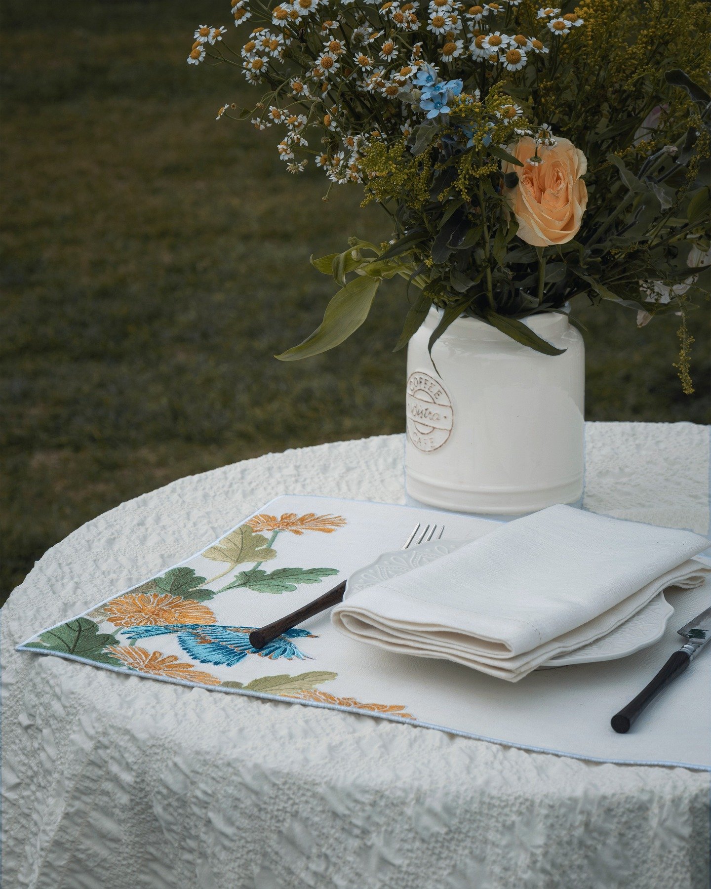 Spring on the table.

Our Garden embroidered placemat paired with a classic hemstitched napkin for an easy seasonal setting.

#embroideredplacemats #placemats #springtablesetting #tablelinen
