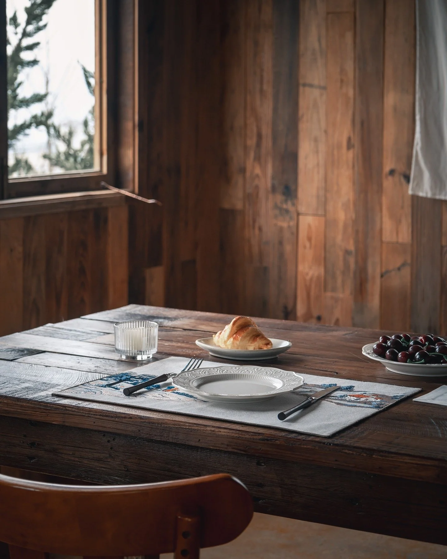 Landscape embroidered placemat.

A countryside scene rendered in thread along the edge, adding subtle detail and story to the table.

#embroideredplacemats #tablelinen #tablesetting #placemats #pampan