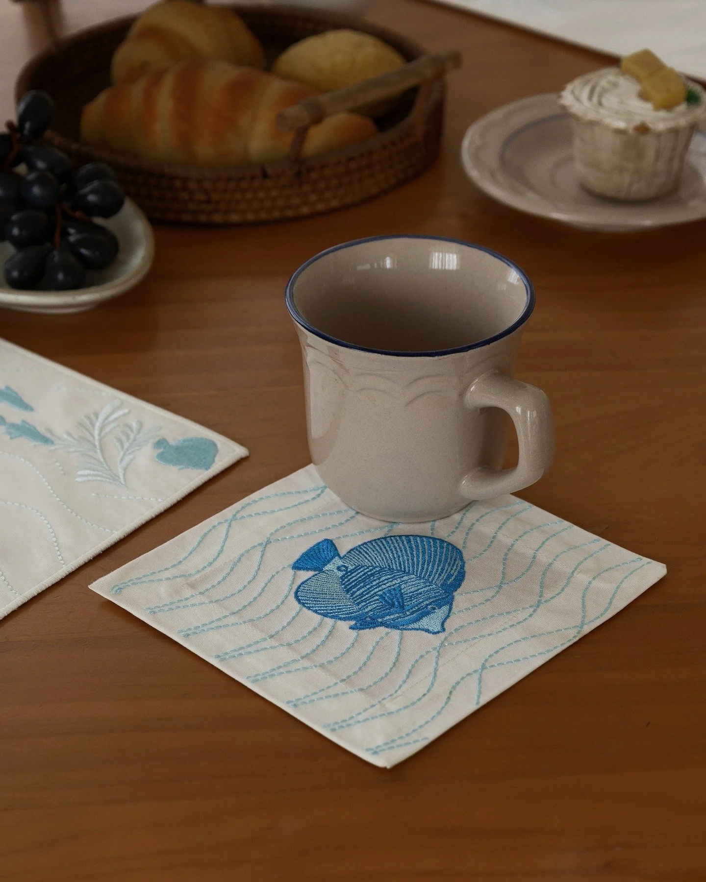 Aqua series on the table.

Embroidered cocktail napkin, embroidered placemat, and double-sided printed dinner napkin, all in 100% cotton.

#tablelinen #cocktailnapkins #oceaninspired #coastaldecor #pampan