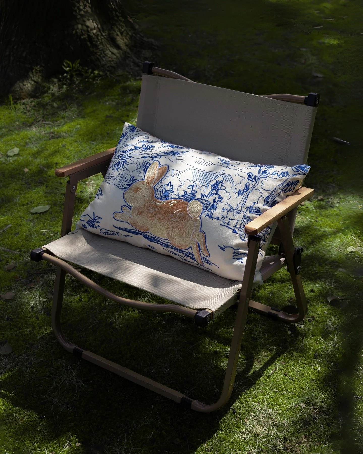 Whimsy.

An embroidered lumbar pillow in 100% cotton, made for slow afternoons outside, with a bit of sun and shade.

#decorativepillows #embroideredpillow #throwpillow #lumbarpillow #pampan