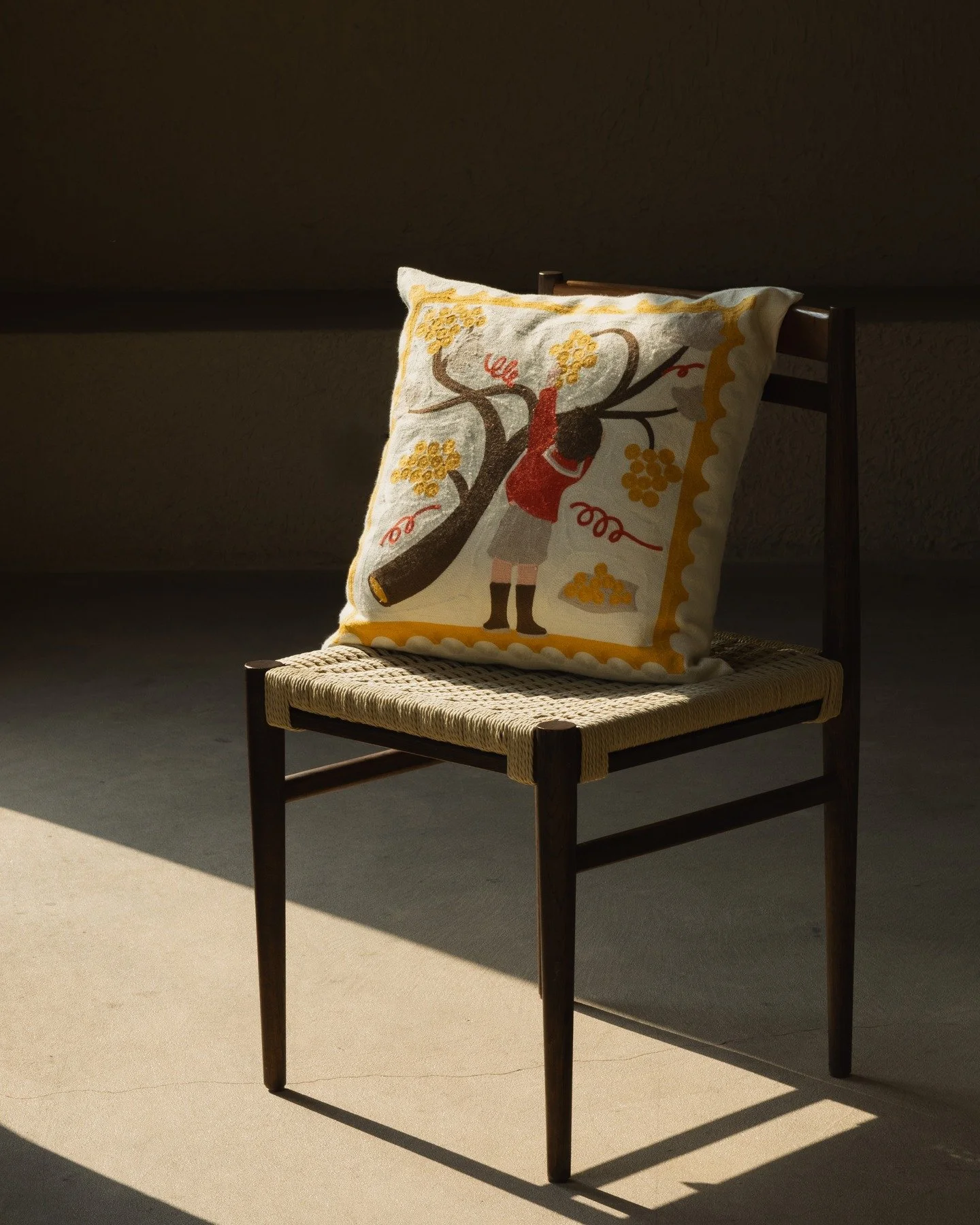 Throw pillow from the Wild Corner series, fully embroidered.

100% cotton with detailed stitching, bringing a soft, playful scene into everyday spaces &mdash; easy on a chair, a lounge, or a sunlit corner.

#throwpillow #decorativepillows #embroidere