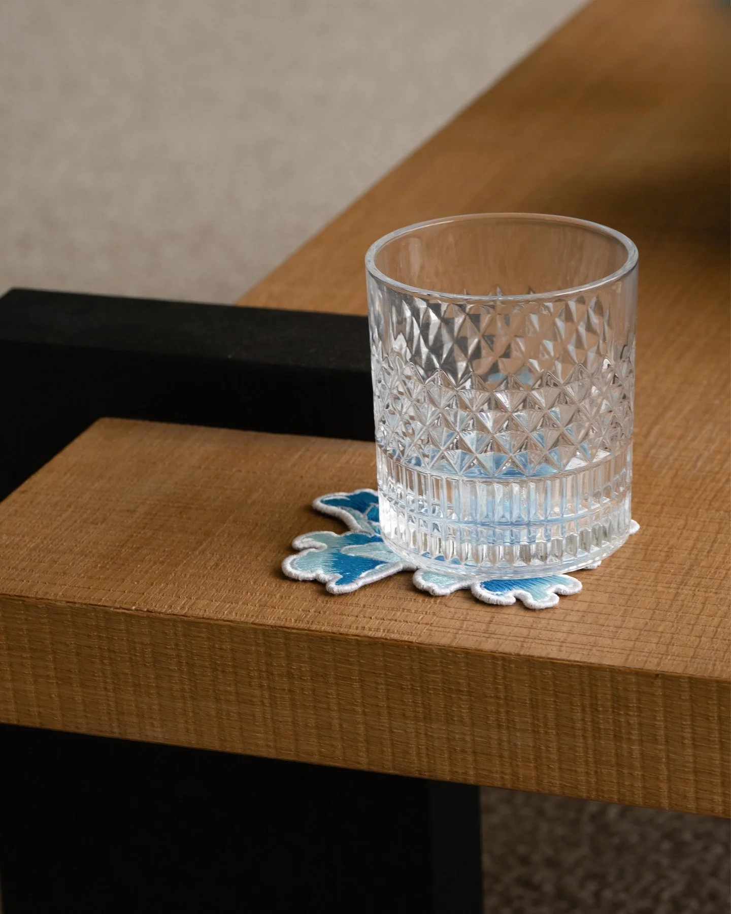 Etherelle embroidered coaster.

Soft tonal blues layered through the stitching, with a shape that feels almost fluid on the surface.

A small detail for coffee, water, or anything in between.

#coasters #embroideredcoasters #coffeetabledecor #diningt