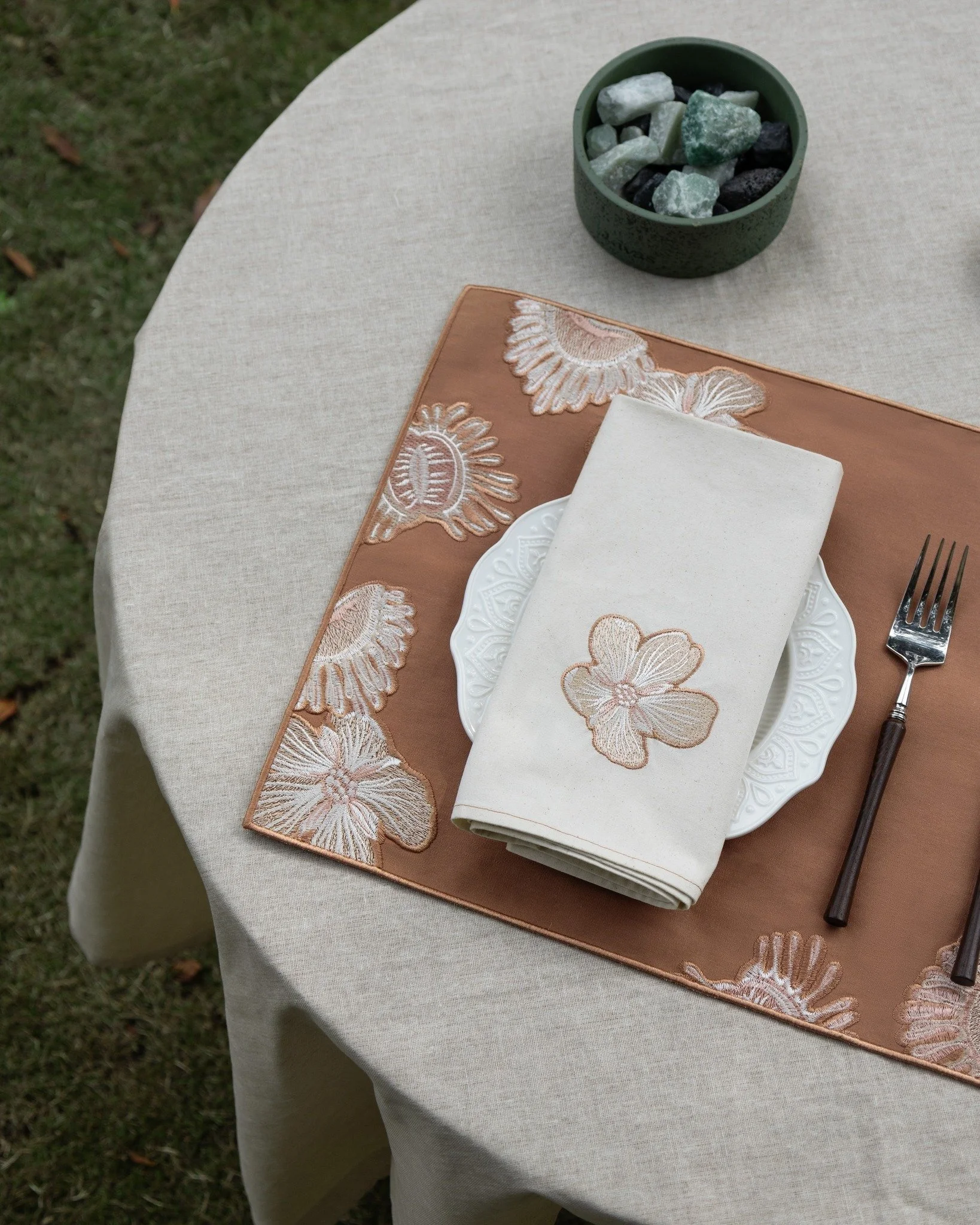 Lunch, but make it slower.
A soft table, a bit of sun, and the Dionaea embroidered placemat and napkin quietly hold everything together.

#placemats #napkins #embroideredplacemats #embroiderednapkins #lunchtablesetting #outdoordining #pampan