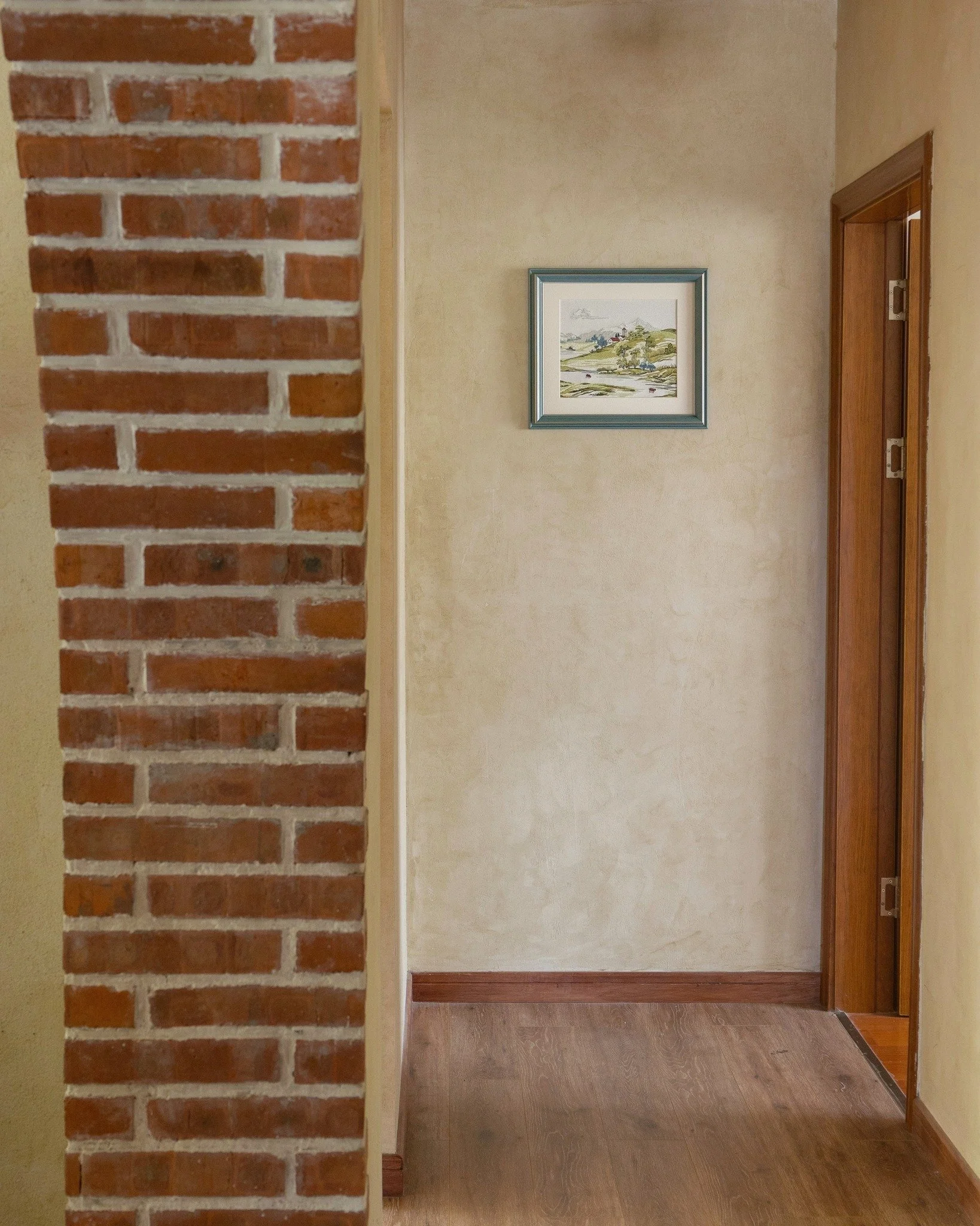 A small framed embroidery piece, placed on a warm-toned wall, bringing in a quiet sense of spring without taking over the space.

#embroideryart #smallwallart #decorativeart #naturalinspired #springdecor #summerdecor #pampan