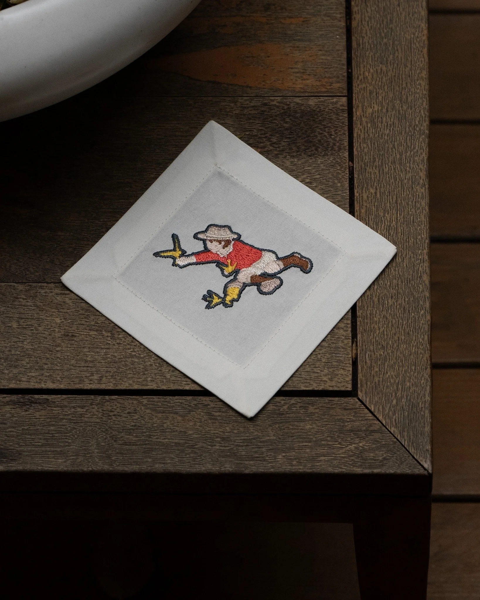 Four little moments on the table.

Running, reaching, stealing a piece of bread from the kitchen, or just sitting still for a while.

They stay quiet, but somehow make the table feel more alive.

Child figures embroidered cocktail napkin set from the