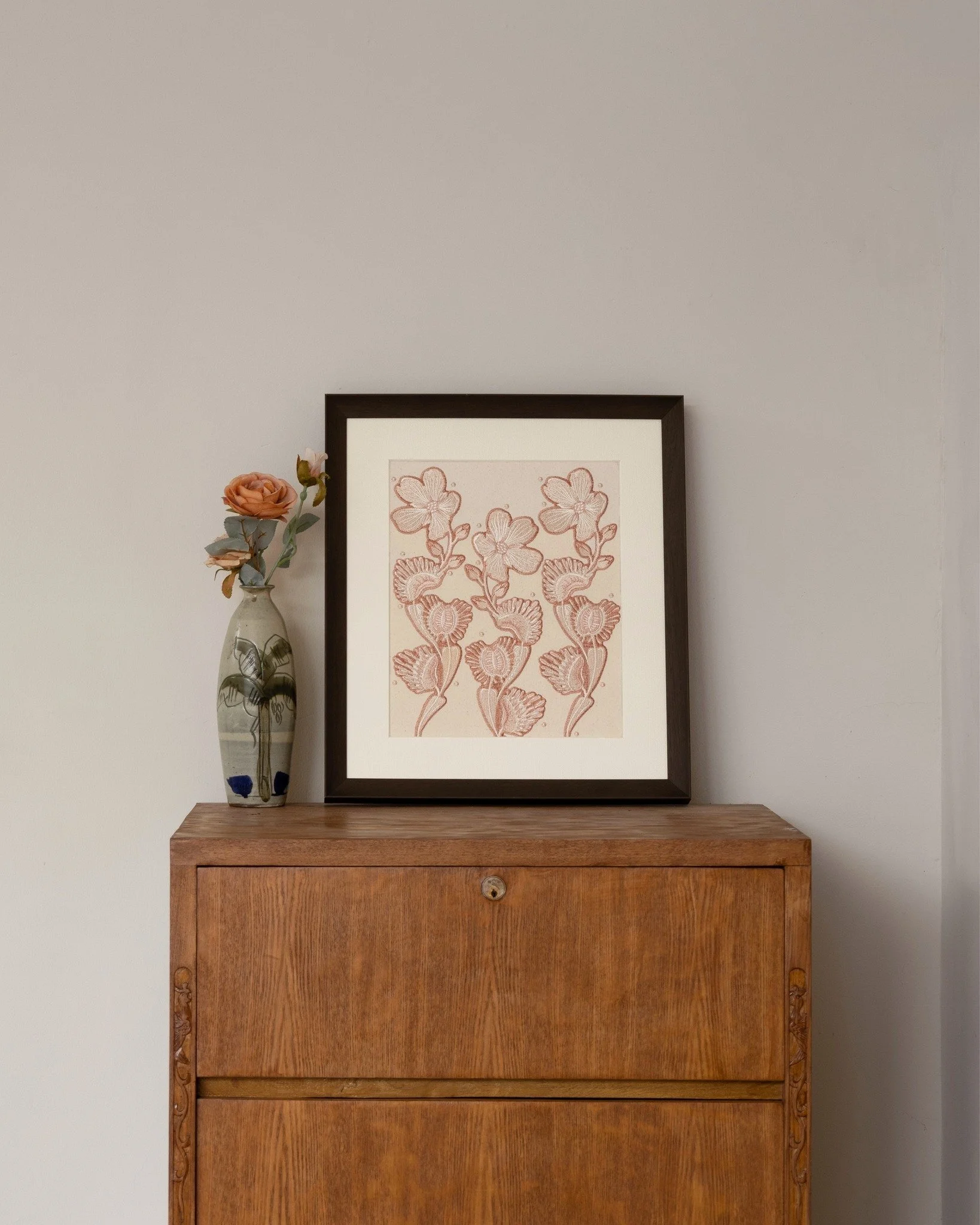 If you like spaces that feel warm and a little quieter, this framed Dionaea embroidery fits in easily, making the space feel busy.

#embroideryart #framedwallart #wallartdecor #decorativeart #modernhomedecor #wallartwork #botanicaldesign #pampan