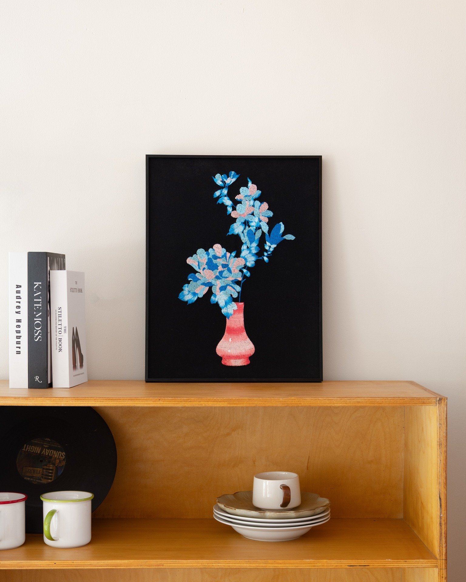 Etherelle embroidery artwork doesn&rsquo;t try to blend in, but it doesn&rsquo;t feel loud either.

#embroideryart #decorativeart #wallart #modernhomedecor #framedembroidery #pampan