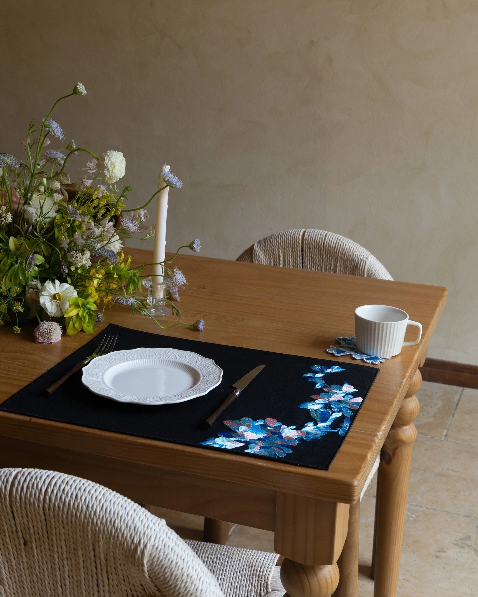 Etherelle Placemat: the deep base keeps everything steady, while the embroidery brings in just enough color and a soft sheen that shifts slightly with the light.

#placemats #embroideredplacemats #diningtabledecor #tablesetting #tablelinen #pampan