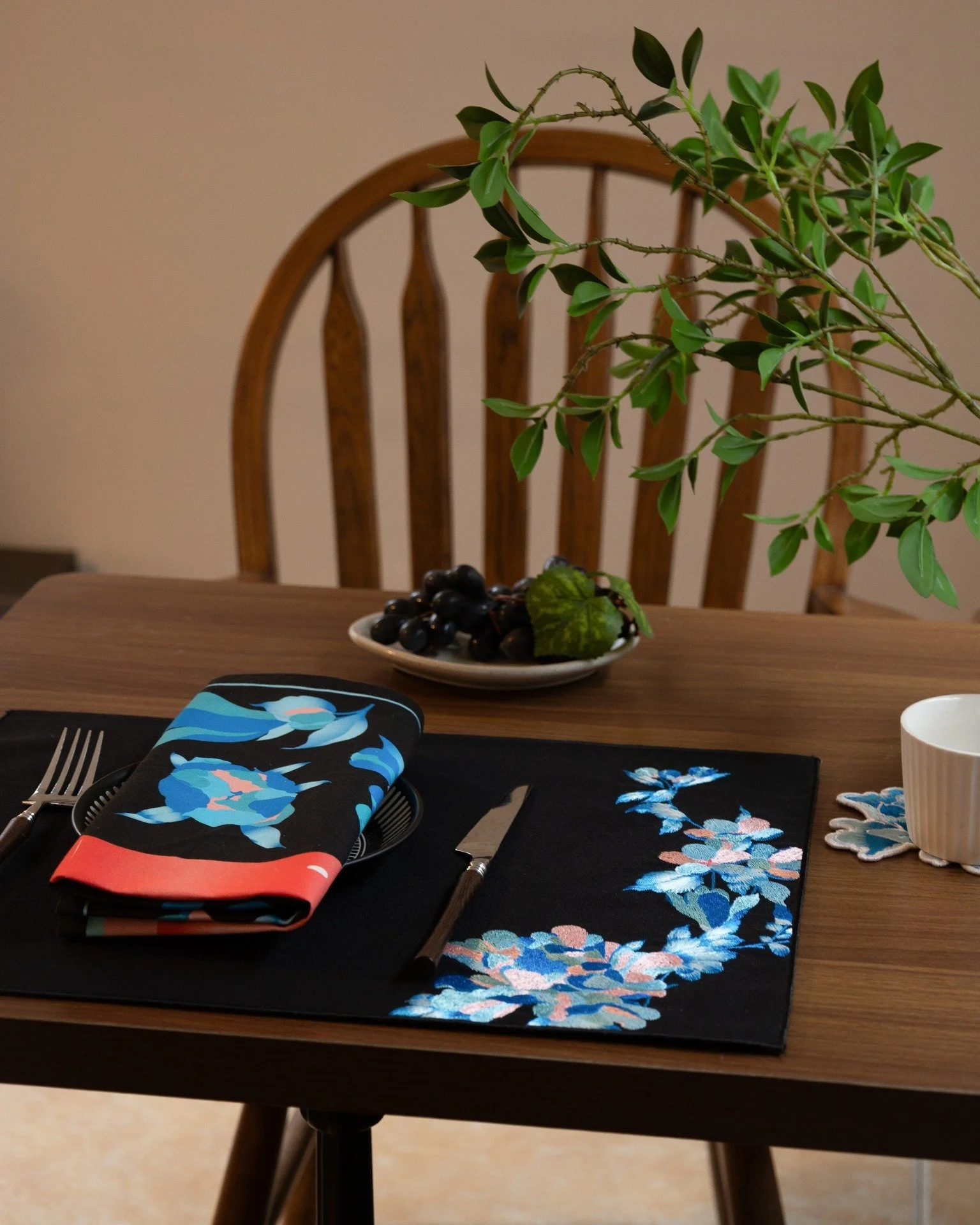 This set from the Etherelle series brings everything together without trying too hard. The embroidered placemat anchors the space with depth, the coaster adds a soft echo in texture, and the printed napkin keeps the whole setting relaxed and easy. It
