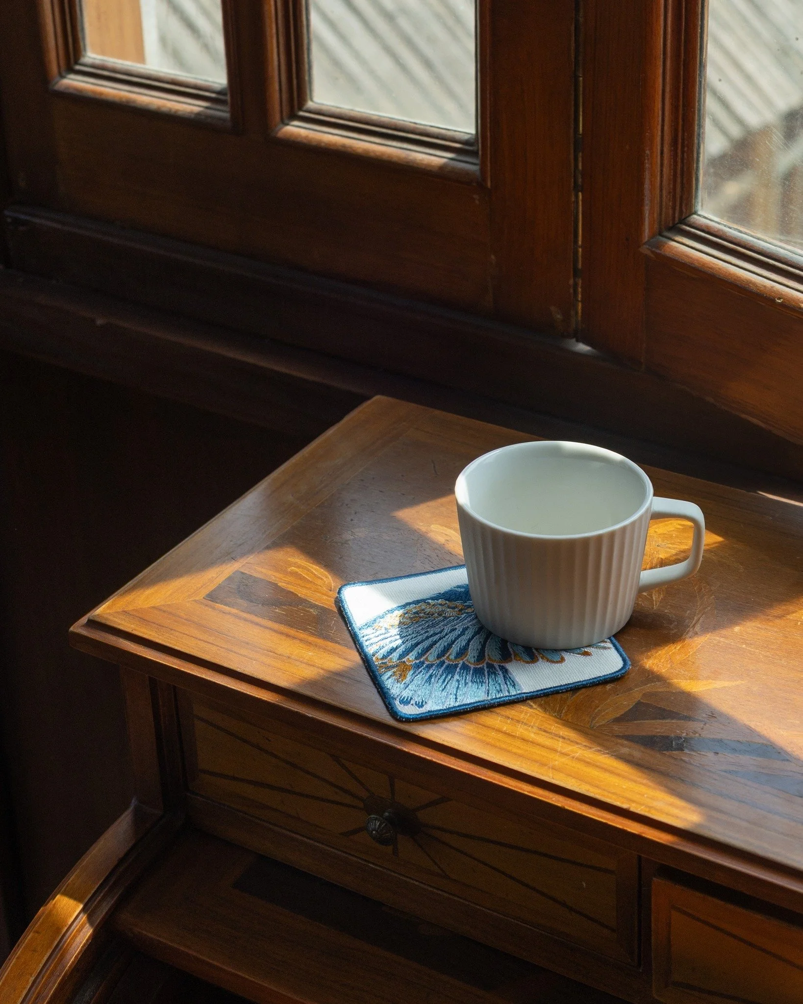 Homes feel different when they hold small pauses.
Morning light on wood, a quiet cup, and a bluebird passing through.

#coasters #embroideredcoasters #coffeetableaccents #teatime #smallbeautifulthings #pampan