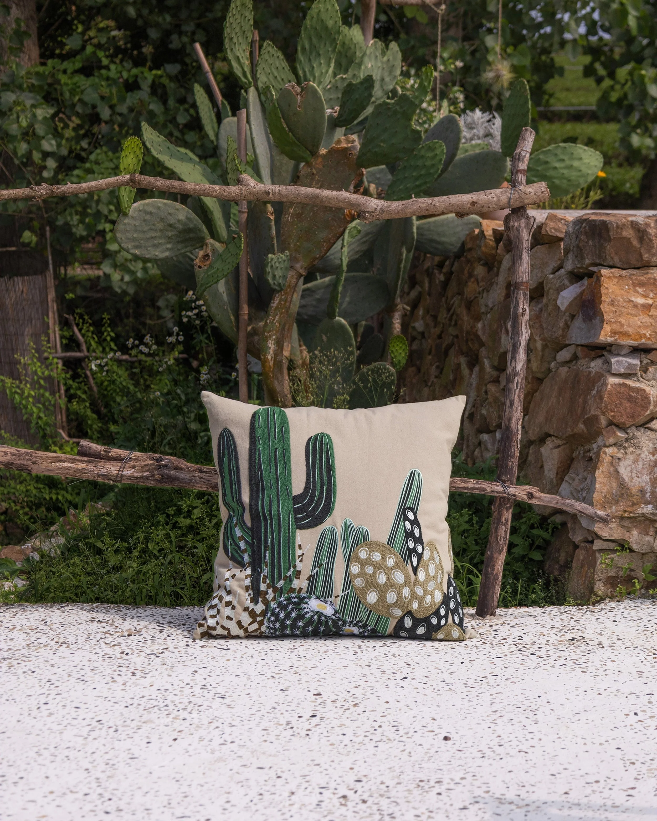 🌵🌵🌵

A little wild.
A little stubborn.

Featuring layered embroidery inspired by desert cacti, the Arid Throw Pillow is part of our Summer 2026 collection.

#throwpillows #cactusdecor #embroideredpillow #decorativepillows #embroideredcushion #mode