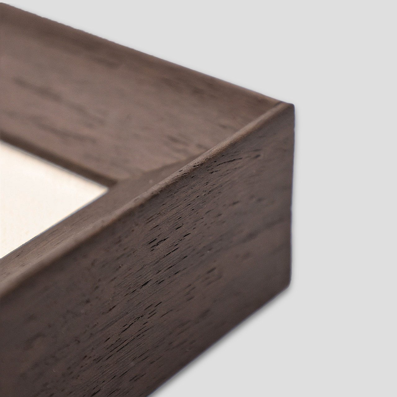 Pam Pan dark brown wooden look polyester frame corner detail