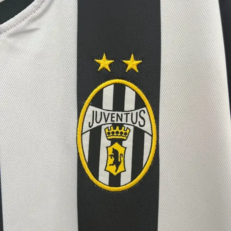 Retro-2001-02-Juventus-Soccer-Jersey-Home-4-768x768.webp