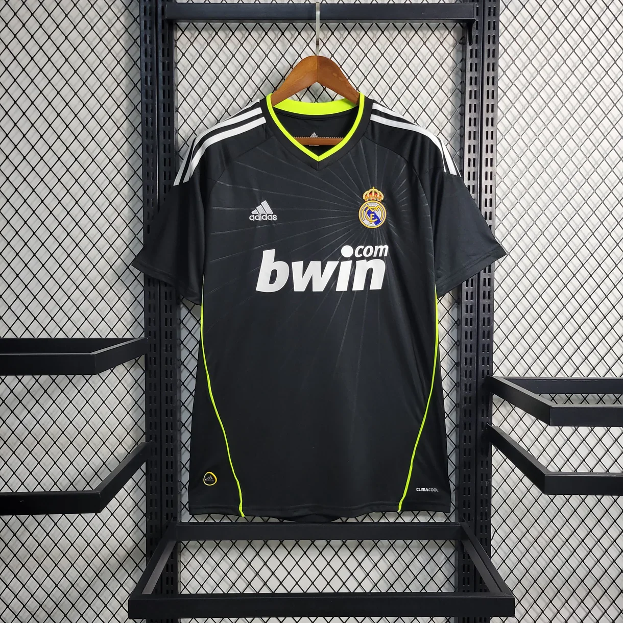 real-madrid-exterieur-retro-2010-2011-s-vetements-de-sport-626_1220x_crop_center.webp