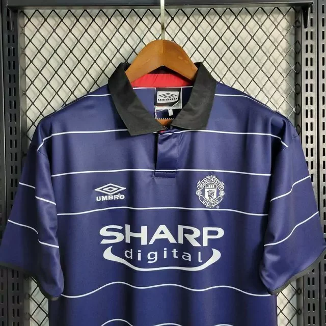 camisa-retro-manchester-united-away-1999-umbro-azul-escuro-imagem4-jpeg1-69a9fc10d1061a0a9d16942151130475-1024-1024.webp