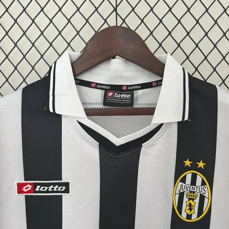 Retro-2001-02-Juventus-Soccer-Jersey-Home-7.webp