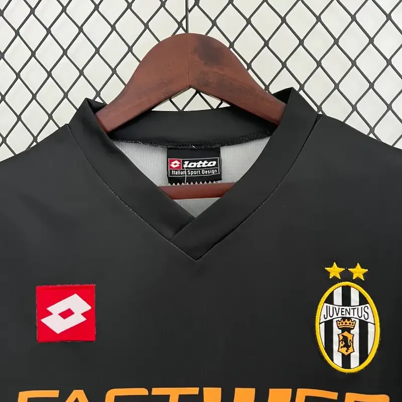 Retro-Juventus-0102-Away-3.webp