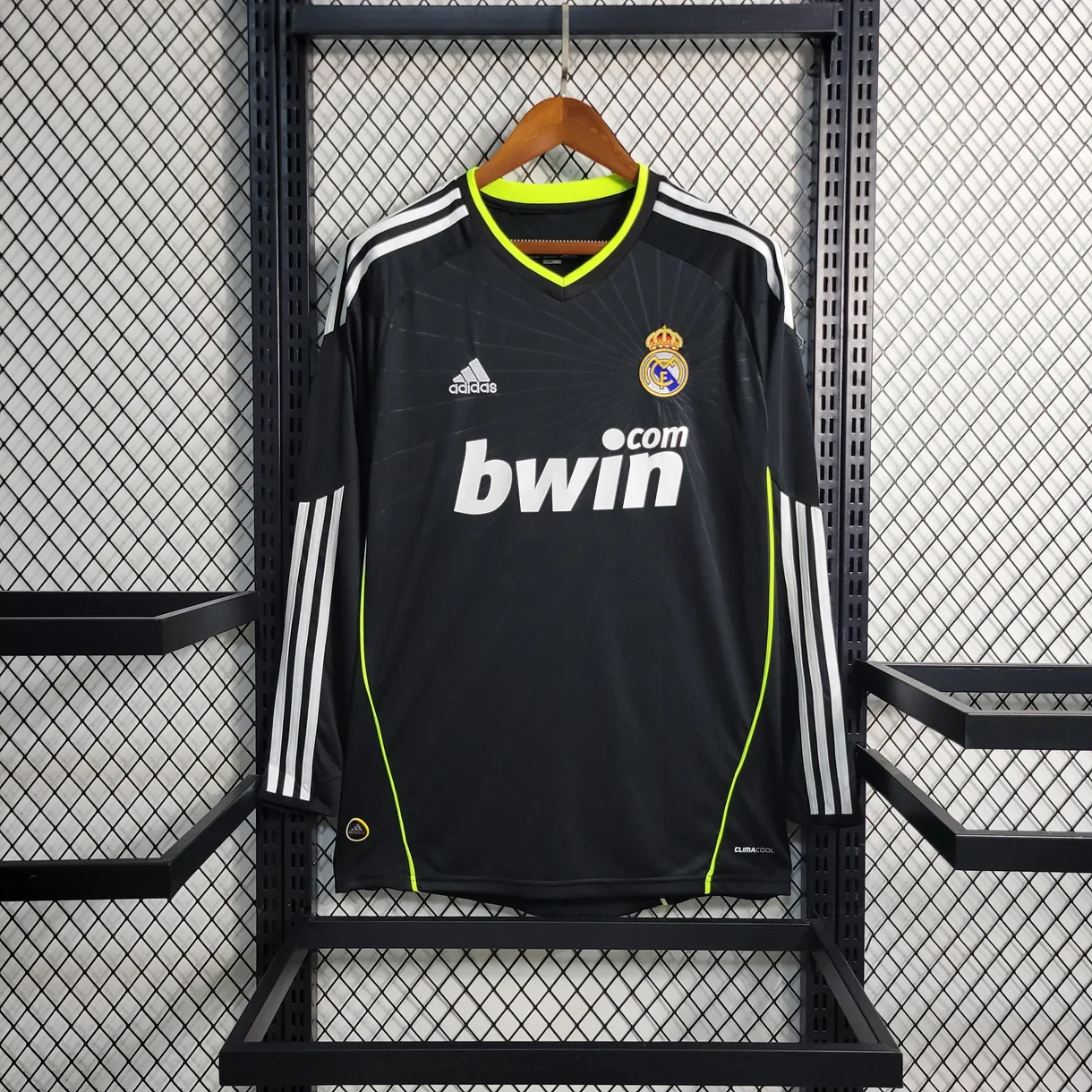 real-madrid-exterieur-retro-2010-2011-version-joueur-manches-longues-715_1220x_crop_center.webp