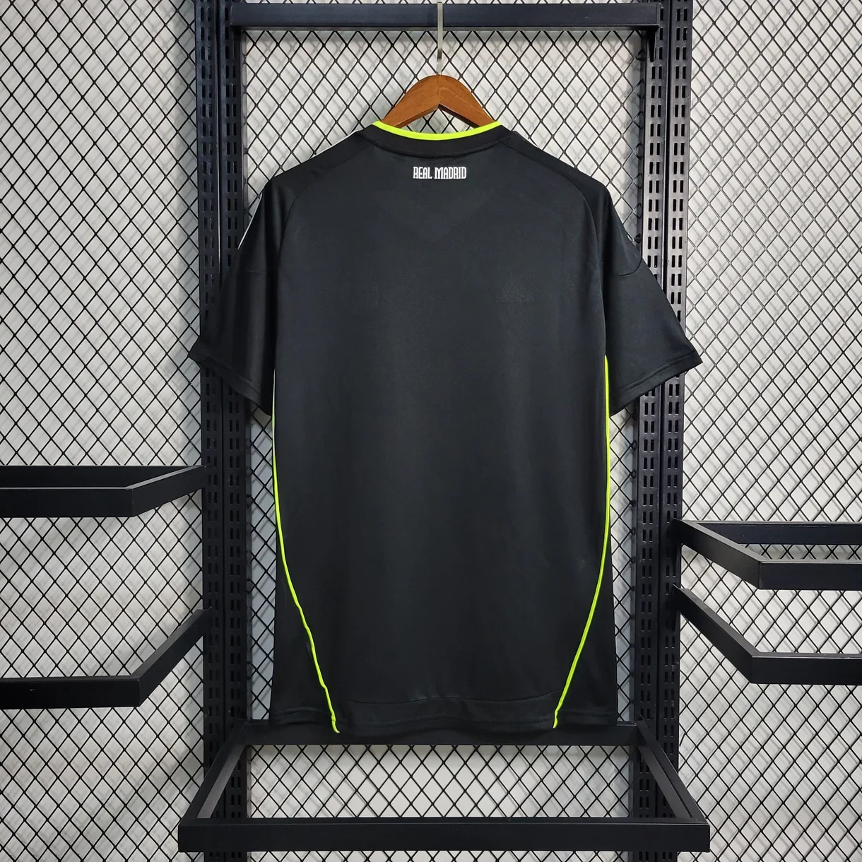 real-madrid-exterieur-retro-2010-2011-vetements-de-sport-536_1220x_crop_center.webp