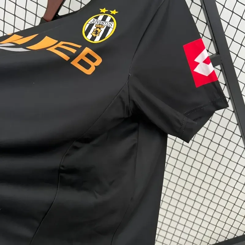 Retro-Juventus-0102-Away-1.webp