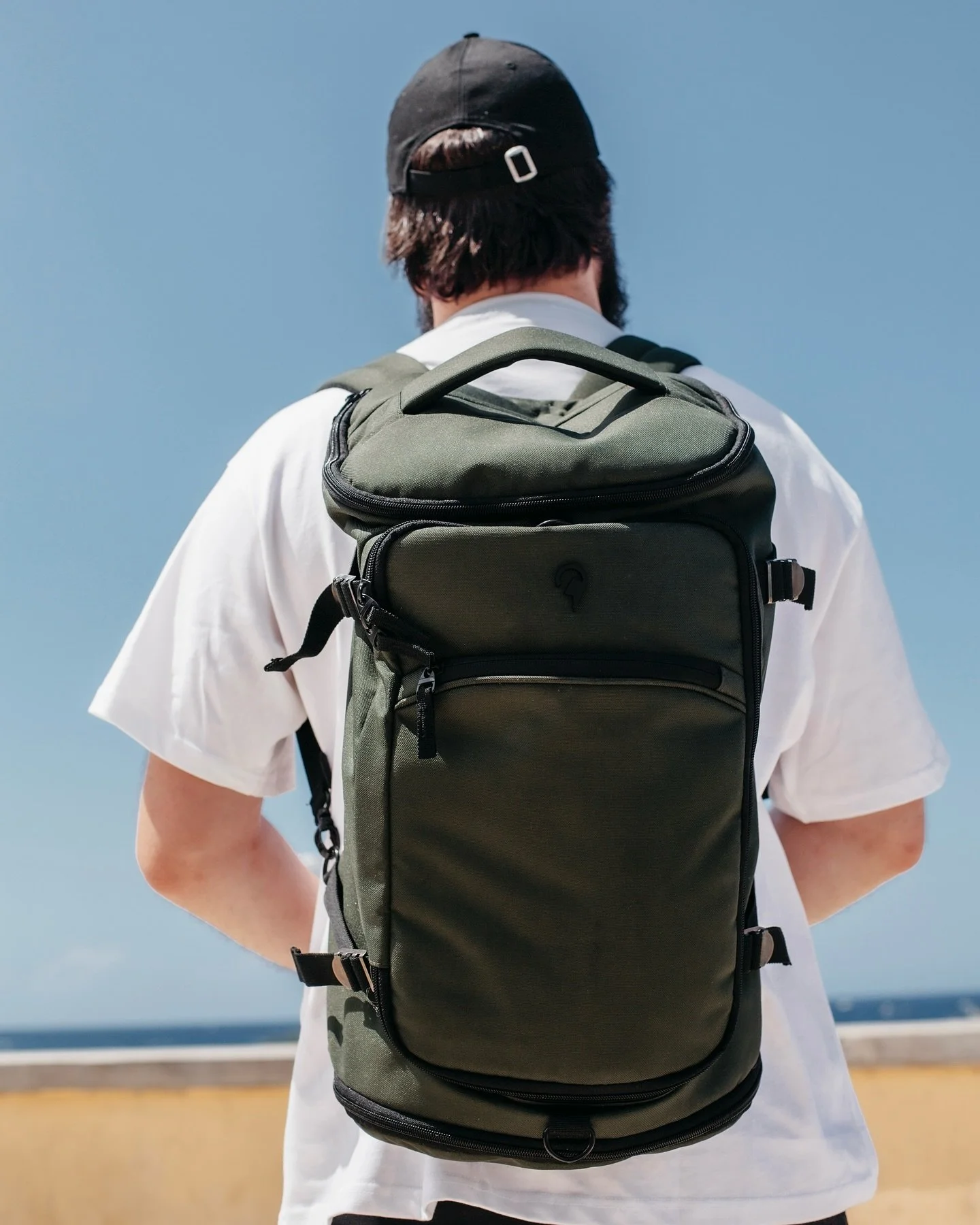 Check out this sporty and durable duffel bag👋 Why not use it as your go-to beach bag and attach your towels to the adjustable side straps?🙌
...
#northpioneer #travelgear #reiseutstyr #ryggsekk #backpack #bag #travelsmart #pakksmart