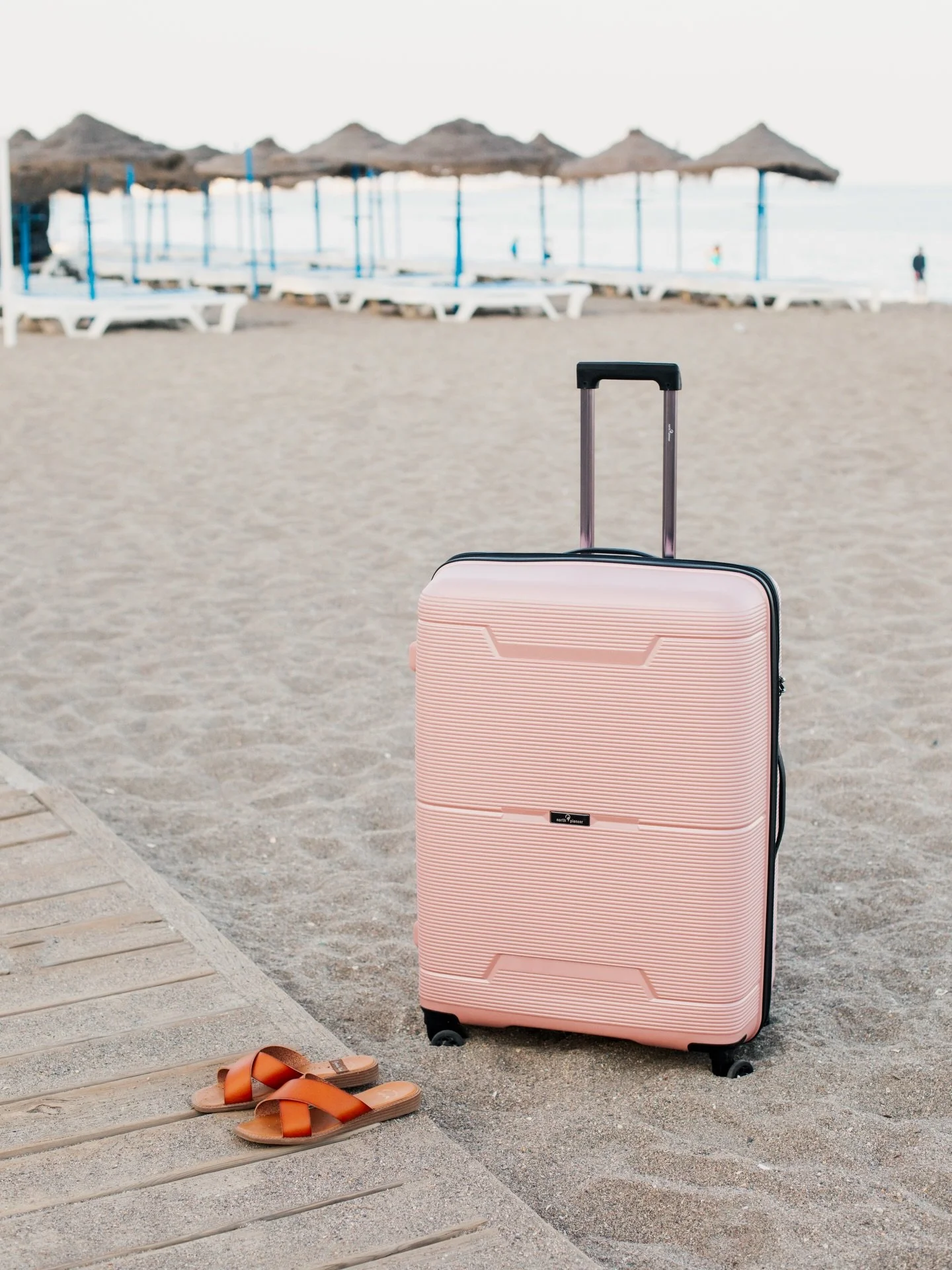 Pink tones, ocean breeze, and nowhere to be but here. Our suitcase in its element 🌊 #northpioneer #suitcase #travel