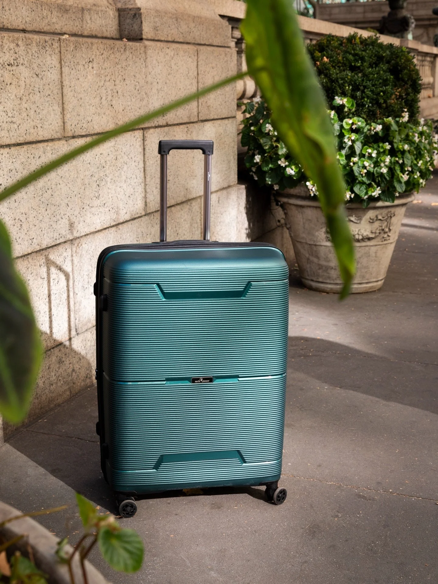 Traveling this summer and need a little extra space?👋 Did you know we offer expandable suitcases? Including this one from the BGO series👀 #northpioneer #suitcase #suitcasetravels #koffert #reise