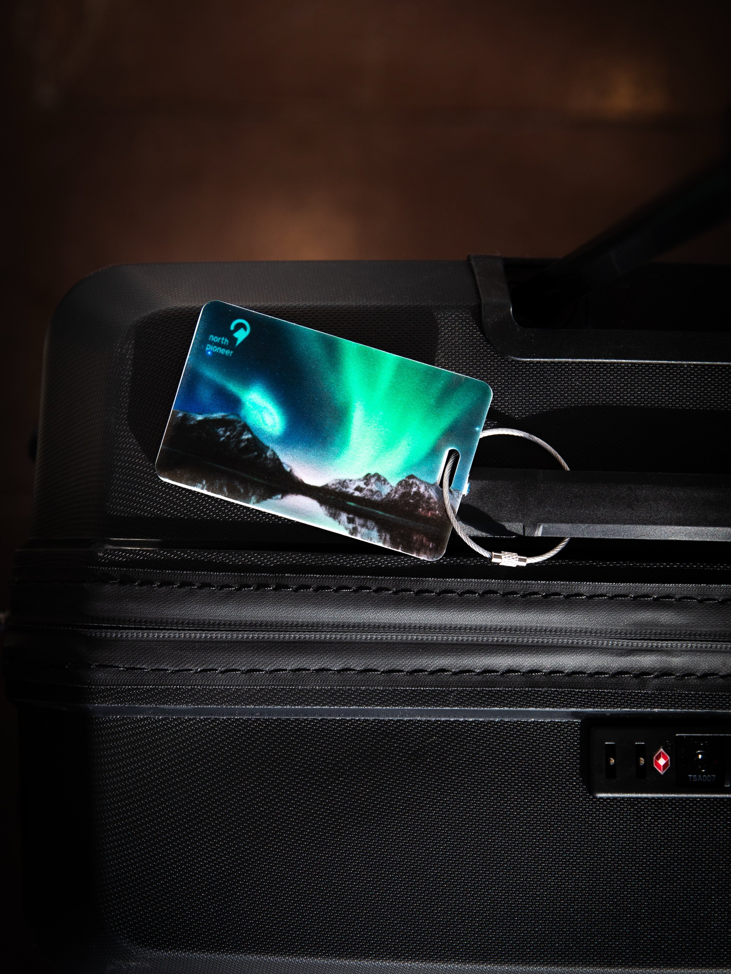 Stylish and recognizable luggage tags make any suitcase easy to spot👀 Easy to attach to all types of luggage👋 #northpioneer #luggagetag #bagasjelapp #suitcase #travel