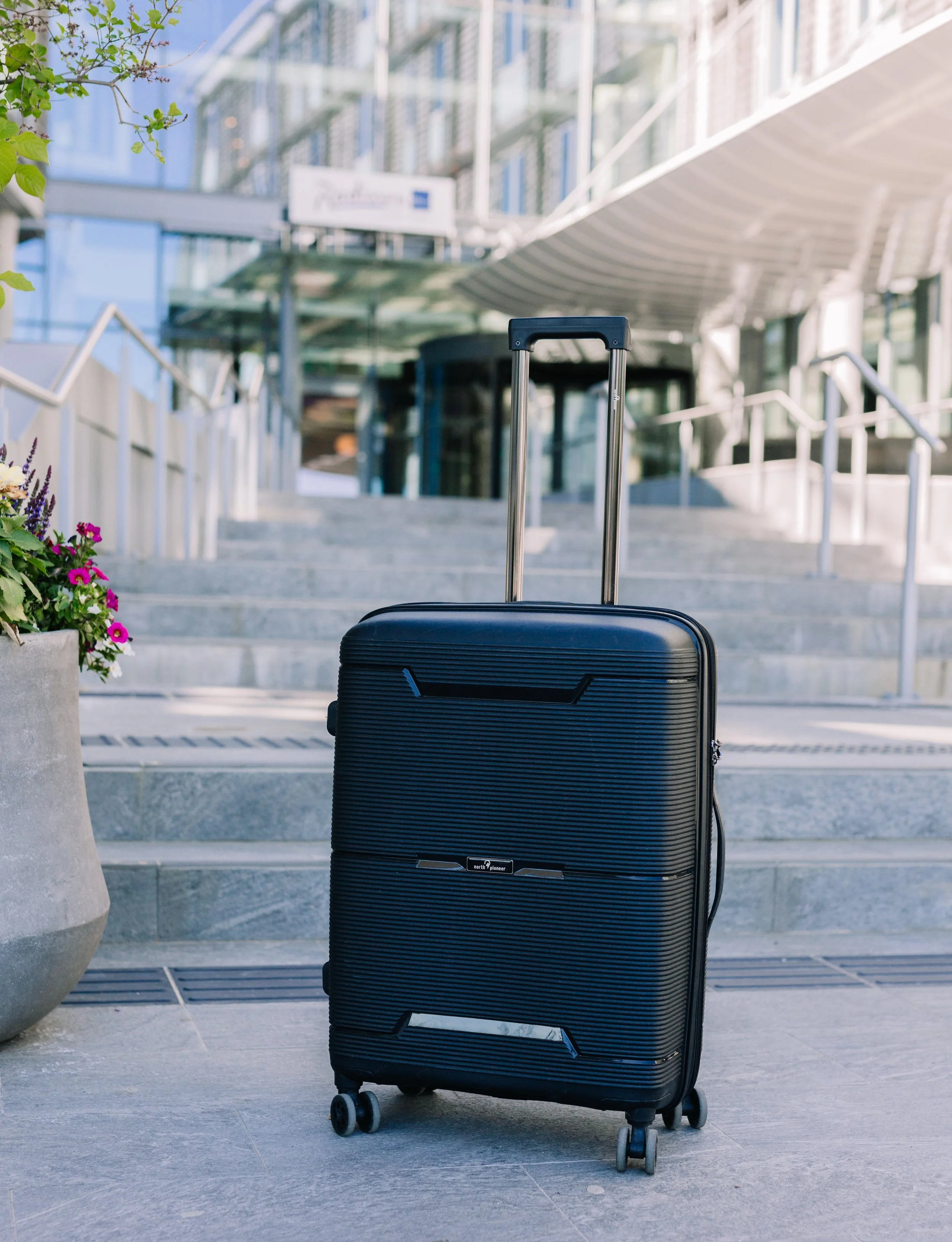 Built for the journey. Designed for the traveler. 🌍
The North Pioneer BGO series brings together durability, functionality, and timeless design. Featuring an expandable construction, lightweight polypropylene shell, and smooth shock-absorbing wheels