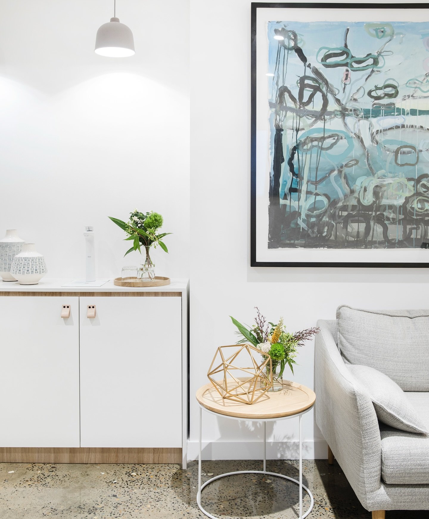Modern simplicity at its finest&mdash;clean lines, natural textures, and a touch of greenery create a warm and inviting space. ✨🌿