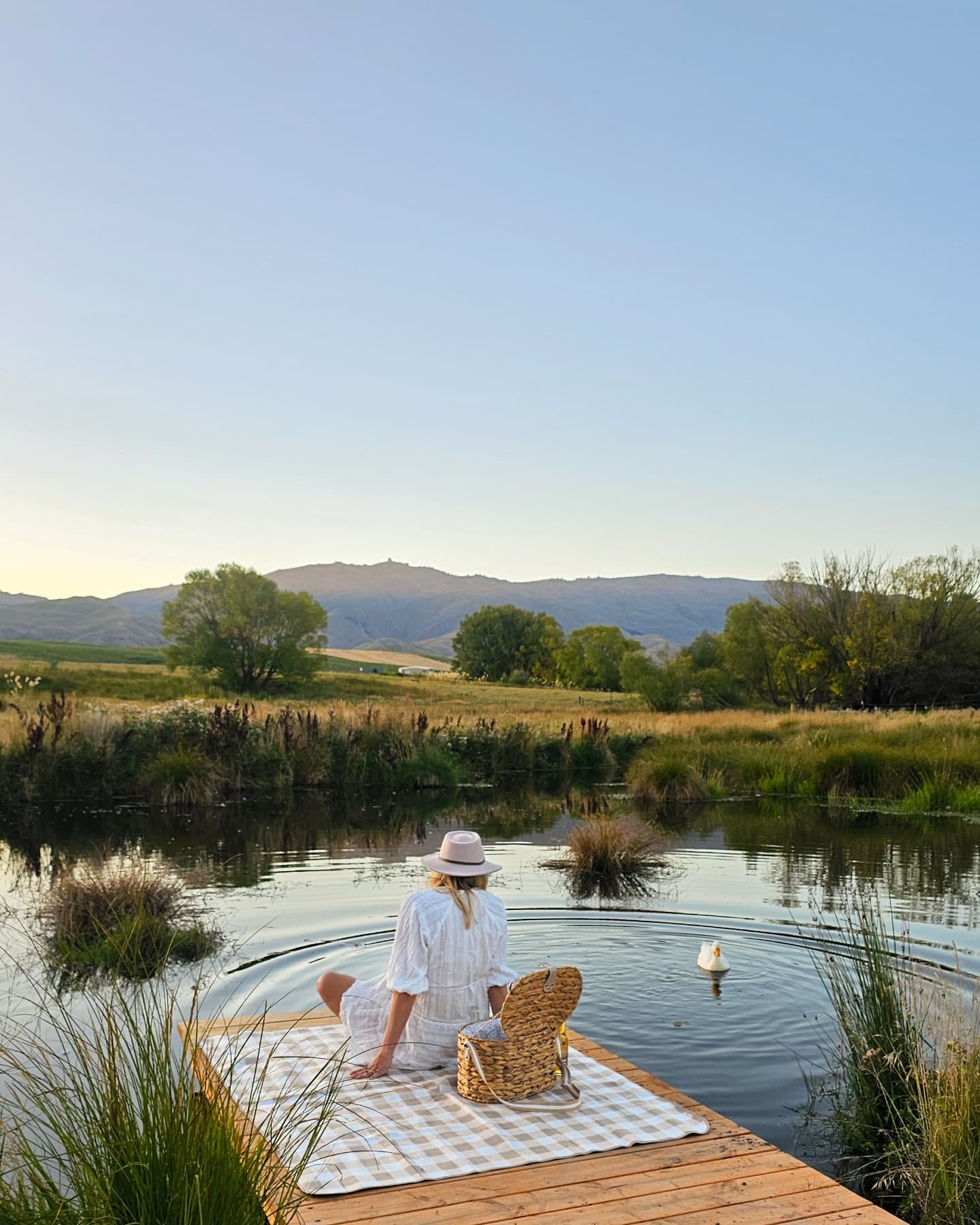 Picnic plans? Sorted. 🧺🌿

Follow the winding path from the cabin, past the golden tussocks, and you&rsquo;ll find:

🦆 A peaceful pond with friendly resident ducks

🌊 A jetty overlooking the water (perfect for a quiet moment to yourself)

🌉 A cha