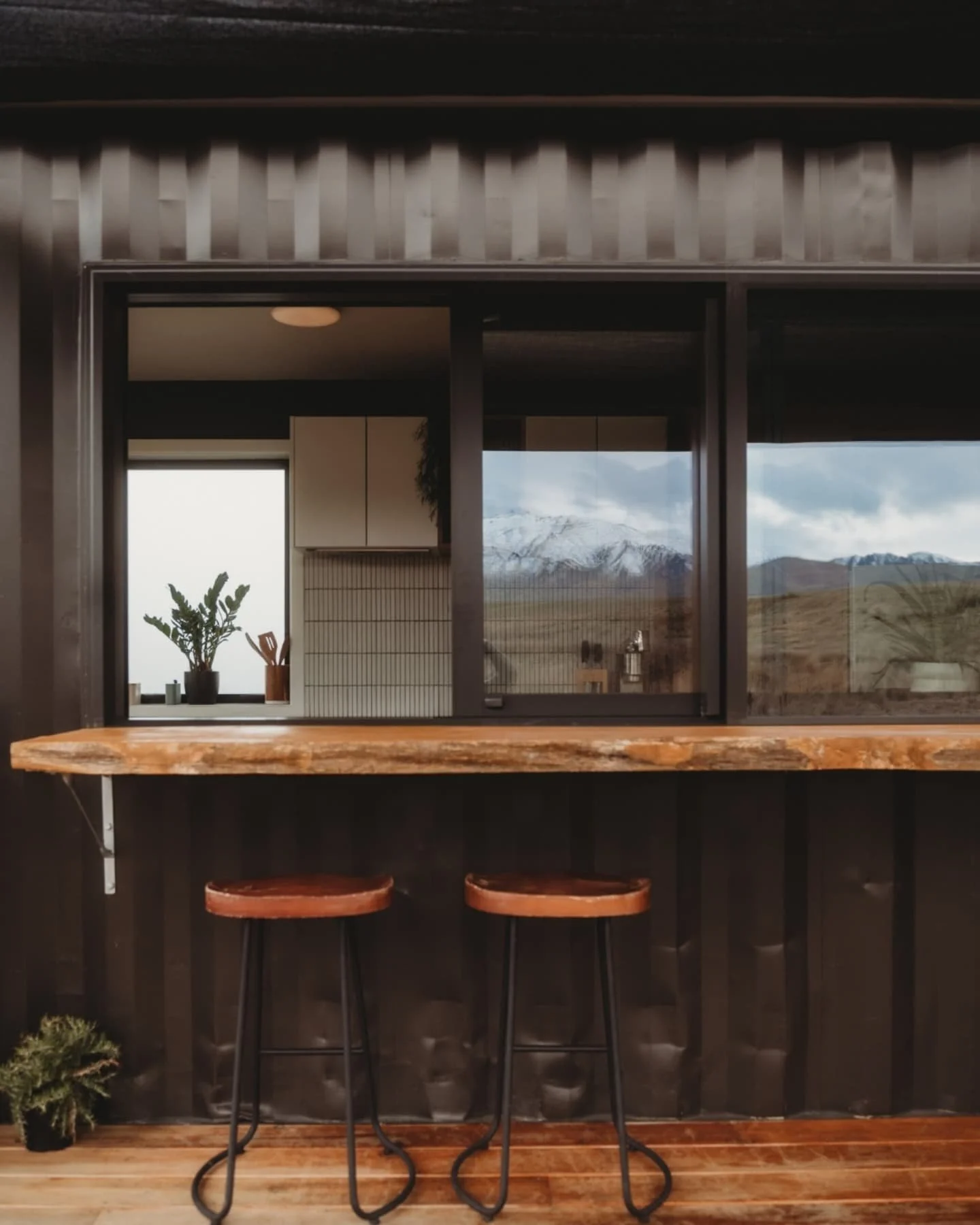 A breakfast bar designed with the view in mind. 🌄

Flowing seamlessly from indoors to outdoors, so your morning coffee is never too far from the outdoors ☕️

Morning light floods in, making it the perfect spot to linger over breakfast and soak up th