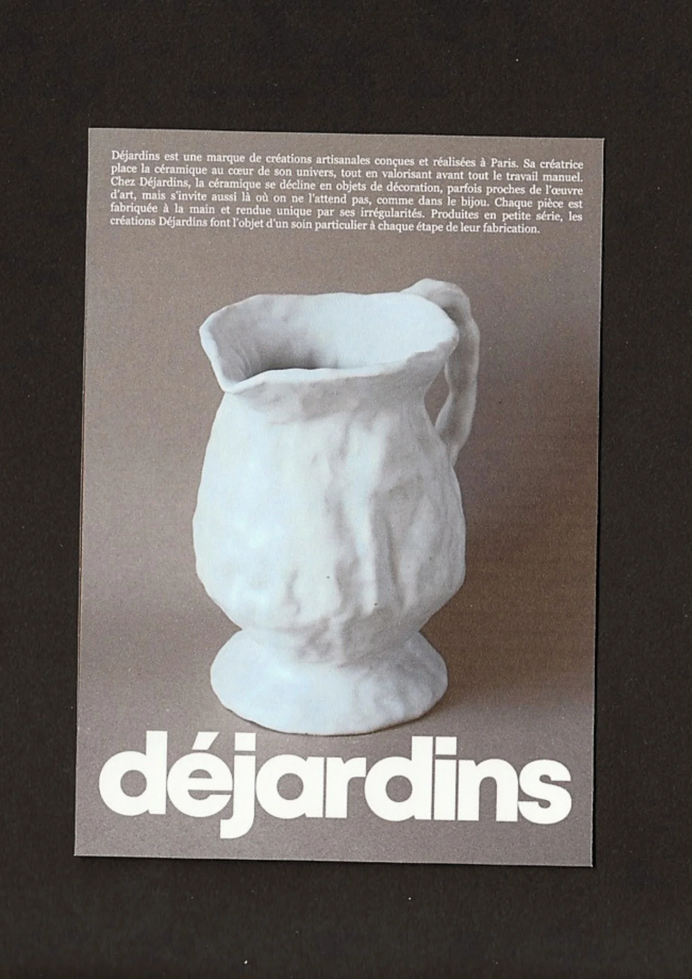 Une affiche montrant une pièce en céramique blanche, accompagnée d'un texte en français décrivant l'artisanat déjardins, avec le logo partiellement visible en bas.