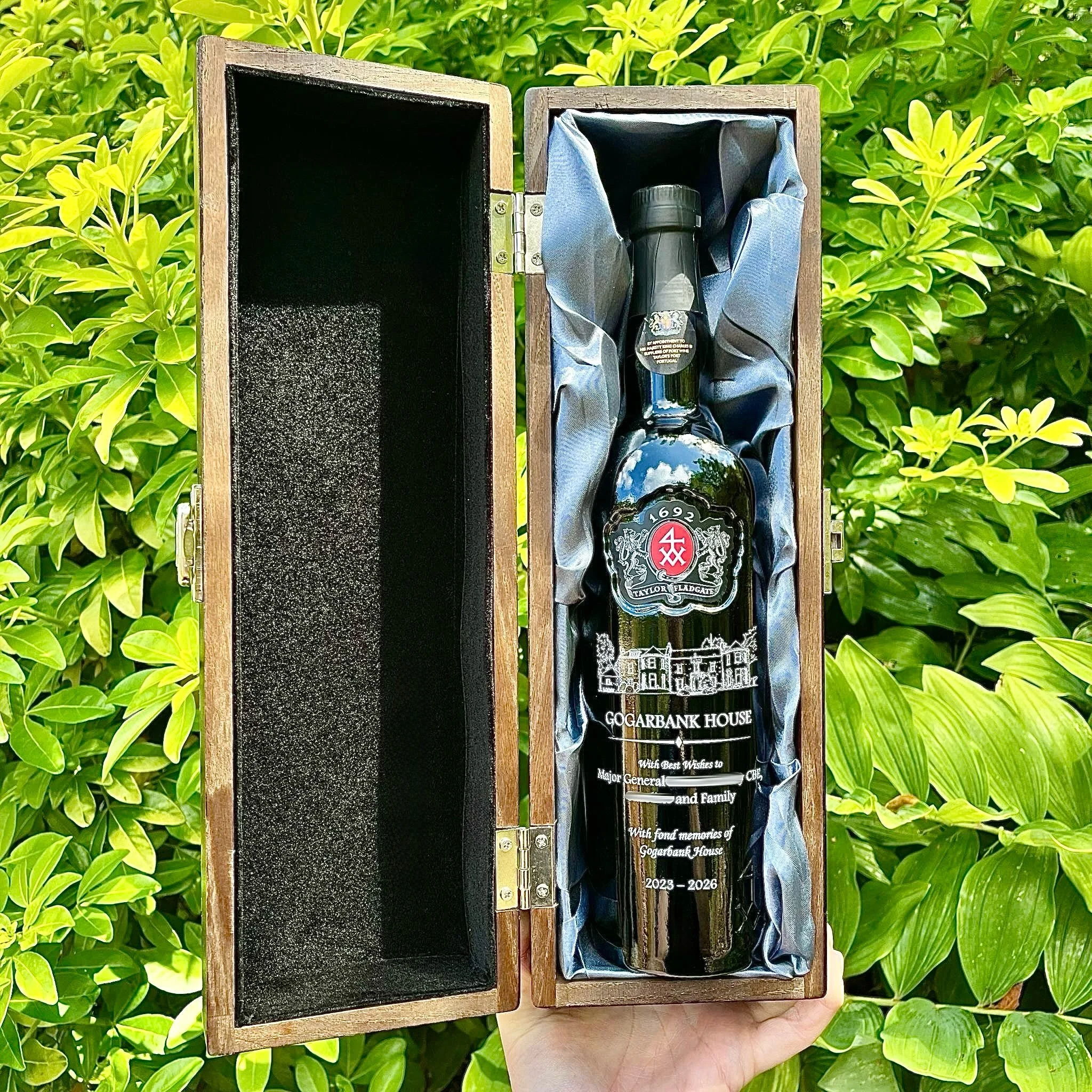 One of today&rsquo;s engravings 🇬🇧 

A bottle of port engraved with a hand-drawn image of Gogarbank House, along with a personal leaving message.

Really like how all the detail in the house came out on this one, especially against the dark glass.
