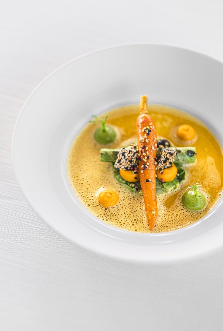 Zweierlei+von+der+Gewürzkarotte+mit+Spitzkohl+in+Kimchi-Curry-Brühe,+Karottengrüncreme,+Sesam+(2).jpg
