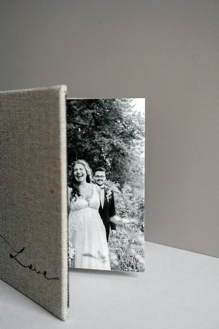 Leporello aufgeschlagen mit Hochzeitsfoto