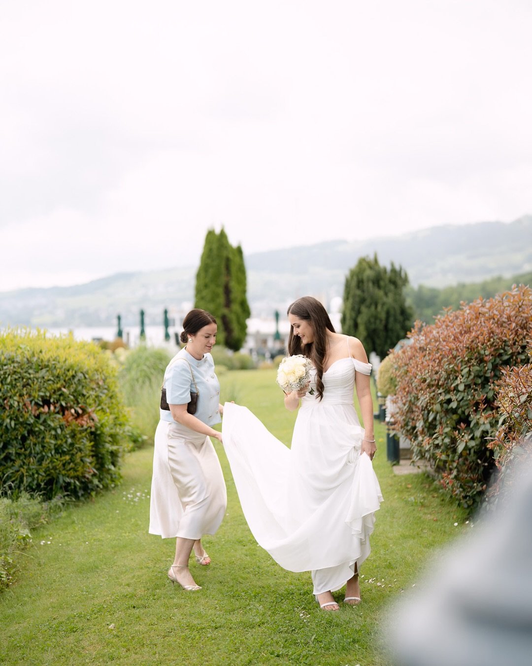 Wenn die Braut strahlt und ihre beste Freundin gleich mit 🤍
.
.
.
.
#hochzeit #liebe #unvergesslichemomente #fotografie #fotografieliebe #shootingtime #details #sony #weddingtime #jasagen #hochzeitsfotografie #couple #erinnerungen #badhorn #bodensee