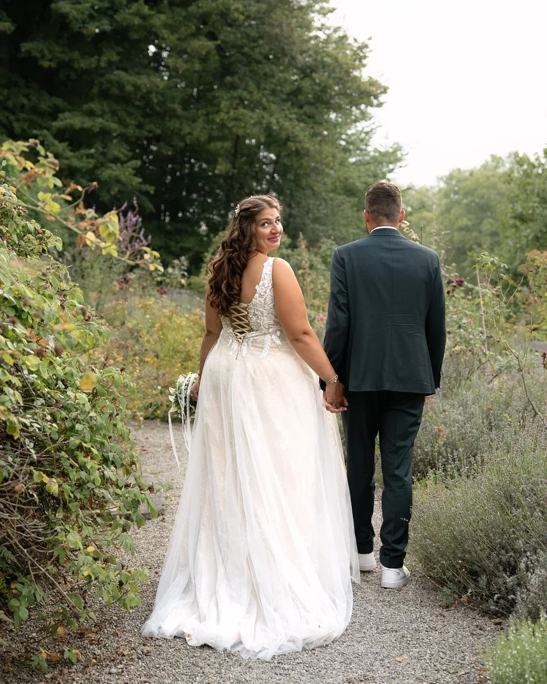 Sommerhochzeit | Teil 2 [◉&lsquo;]

Nach der emotionalen standesamtlichen Trauung durfte ich Yaren &amp; Marco auch bei ihrem Brautpaarshooting begleiten - zwischen Bl&uuml;ten, Natur und ganz viel Liebe ♡

Der 15. August zeigte sich nicht nur von se