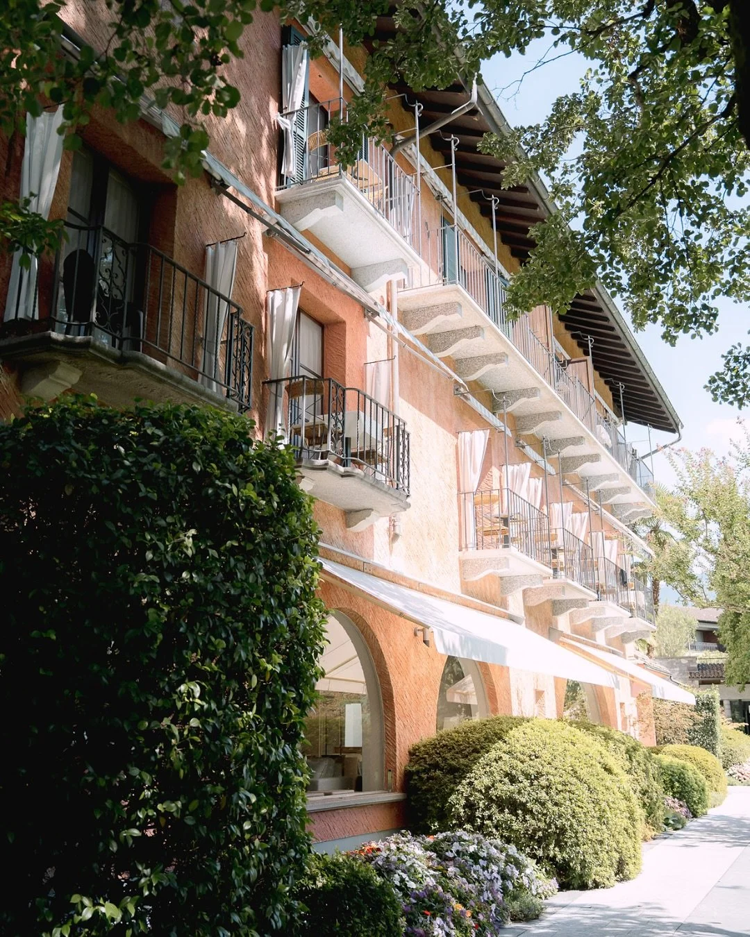 Eine Oase der Ruhe seit dem 16. Jahrhundert @castellodelsole 
.
.
.
.

#castellodelsole #livingcircle #luxuryescape #swissluxury #lagomaggiore #ticinotravel #myswitzerland #switzerlandvacations #architecturelovers #designmoments #heritagehotel #luxur