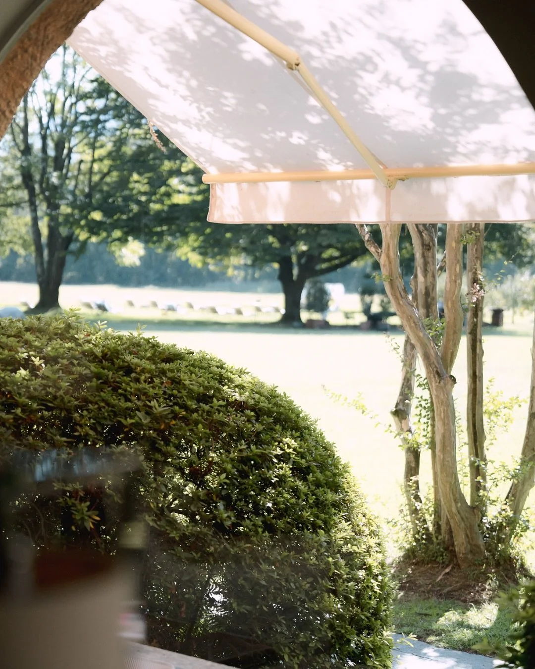 Einblicke &amp; Ausblicke 🤍 @castellodelsole 
.
.
.
.
.
#castellodelsole #livingcircle #luxuryhotel #luxurydesign #architecturaldetails #designinspiration #ticinostyle #ticinotravel #lagomaggiore #swissluxury #switzerlandvacations #myswitzerland #sw