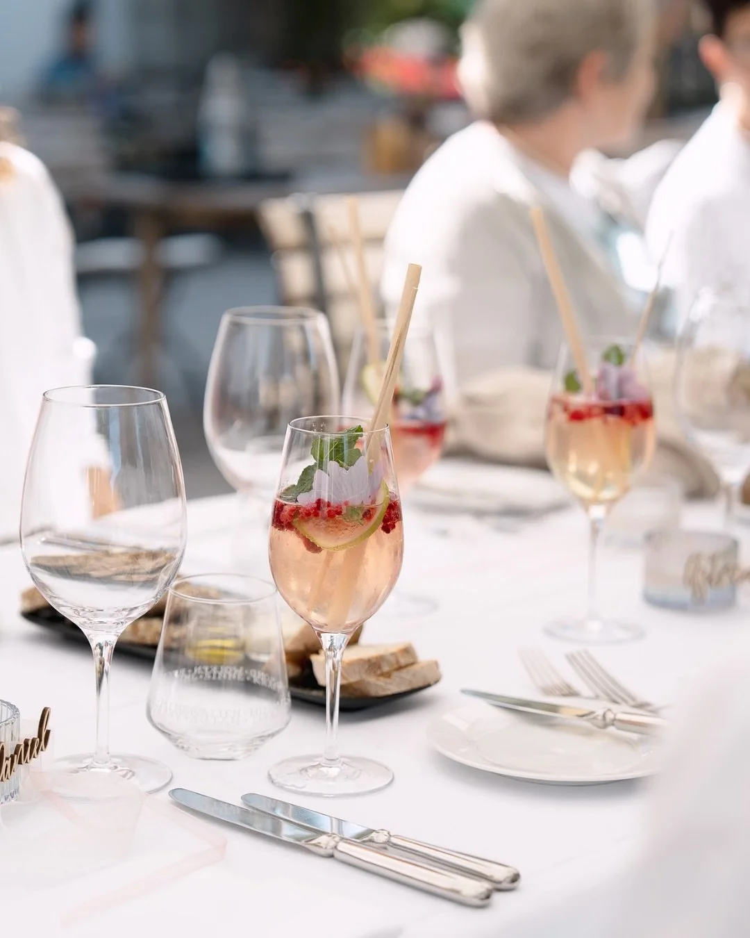 Am 06.09.2025 durfte ich Astrid &amp; Daniel an ihrem besonderen Tag begleiten 🤍

Angefangen mit der standesamtlichen Trauung in Uzwil, dem anschliessenden Mittagessen im Schloss Wartegg @schlosswartegg_bodensee und einem  entspannten Brautpaarshoot