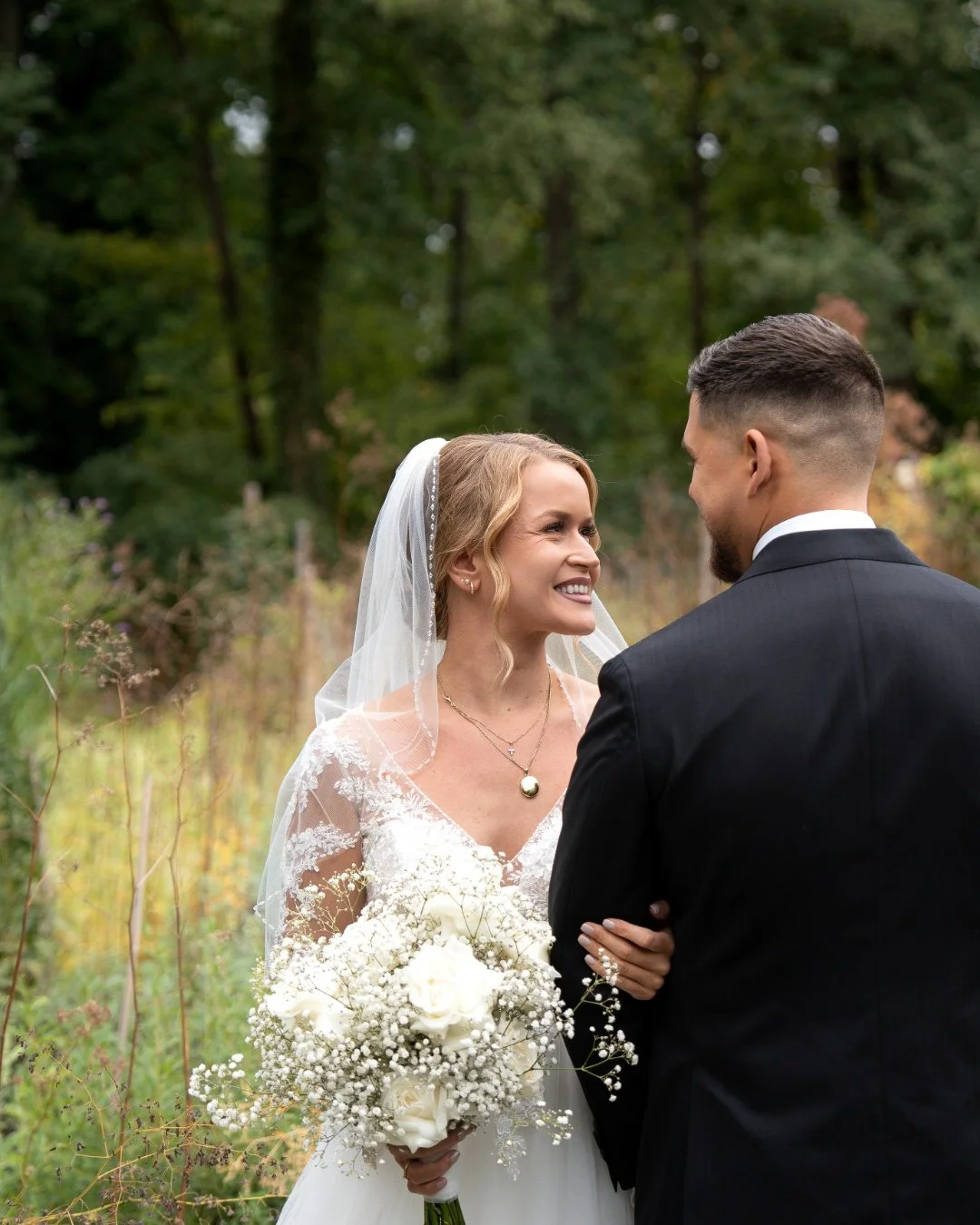 Quiet moments.
No stage.
Just two hearts
lost in each other.
This is what I capture. ♡

Venue: @schlosswartegg_bodensee 
Dinner: @hotelbadhorn 
Floristry: @blumeria_floralmoments 

#weddingphotographer 
#weddingswitzerland 
#authenticwedding 
#natura