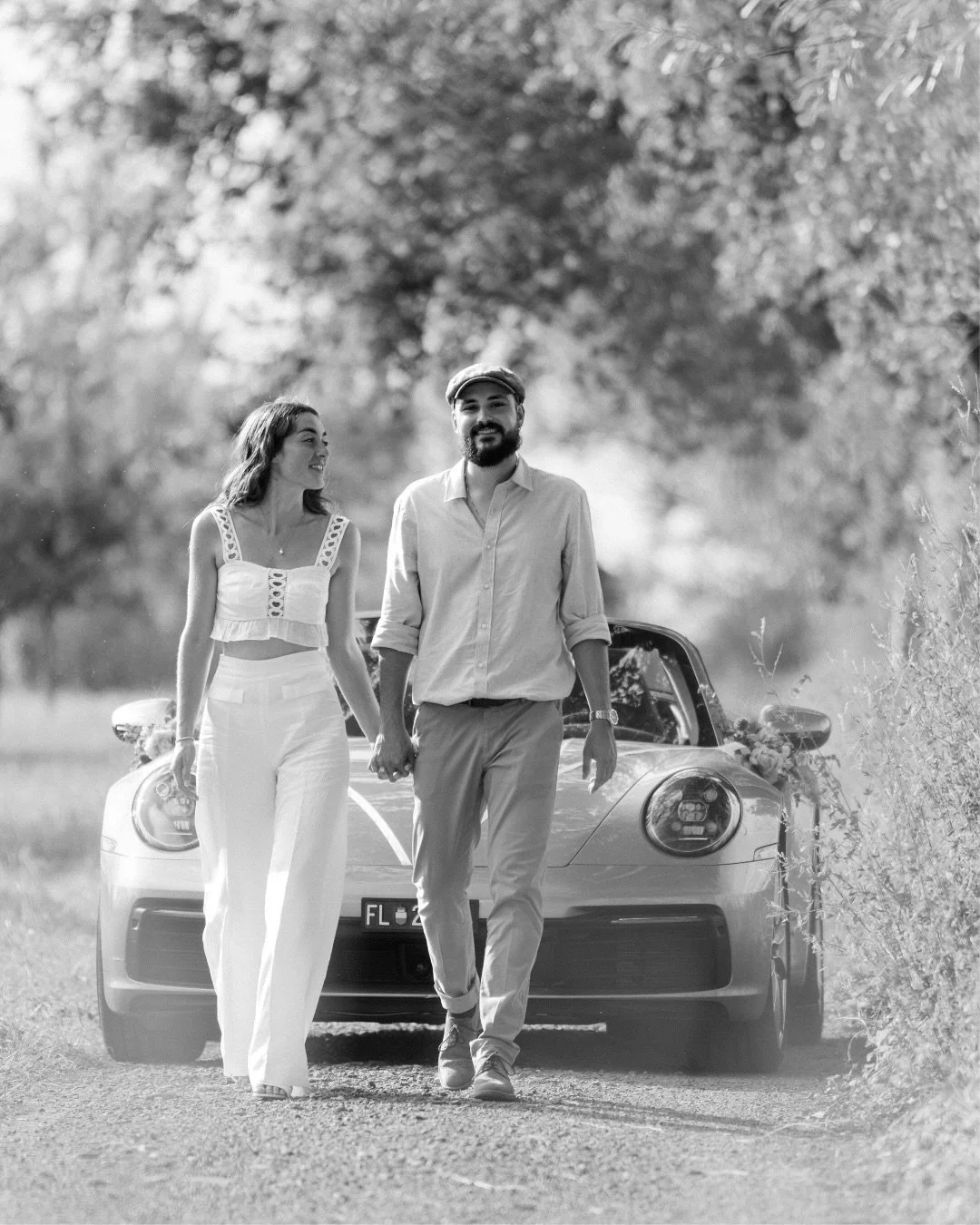 Viele sagen am Anfang:
&bdquo;Wir sind eigentlich gar nicht fotogen.&ldquo;

Vor einer Kamera zu stehen ist f&uuml;r die meisten auch ziemlich ungewohnt.

Aber nach ein paar Minuten passiert etwas. 🤔

Man l&auml;uft ein St&uuml;ck, redet, lacht &uum