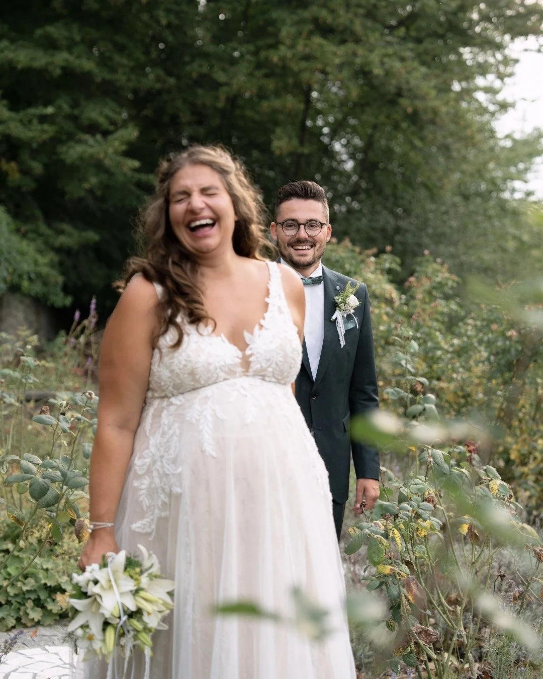 Auf dem idyllischen Gel&auml;nde von @schlosswartegg_bodensee hat nicht nur ein Paar Ja gesagt. Die Natur hat mitgenickt.

Ich glaube, wir untersch&auml;tzen oft, wie sehr uns unsere Umgebung tragen, beruhigen und verbinden kann.

Ich fotografiere ni