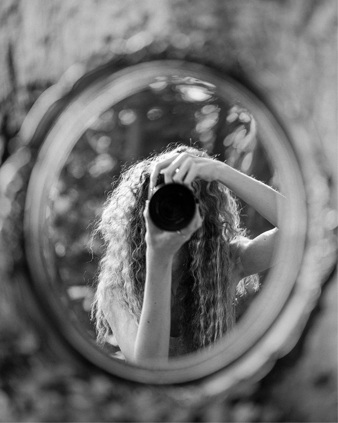 Spieglein, Spieglein an der Wand&hellip; heute bin ich Motiv und Blick zugleich🪞 

Normalerweise reflektiere ich euch.
Eure Geschichten. Eure N&auml;he. Eure Pers&ouml;nlichkeit. Heute geht der Blick zur&uuml;ck.

Ich glaube daran, dass wir uns manc