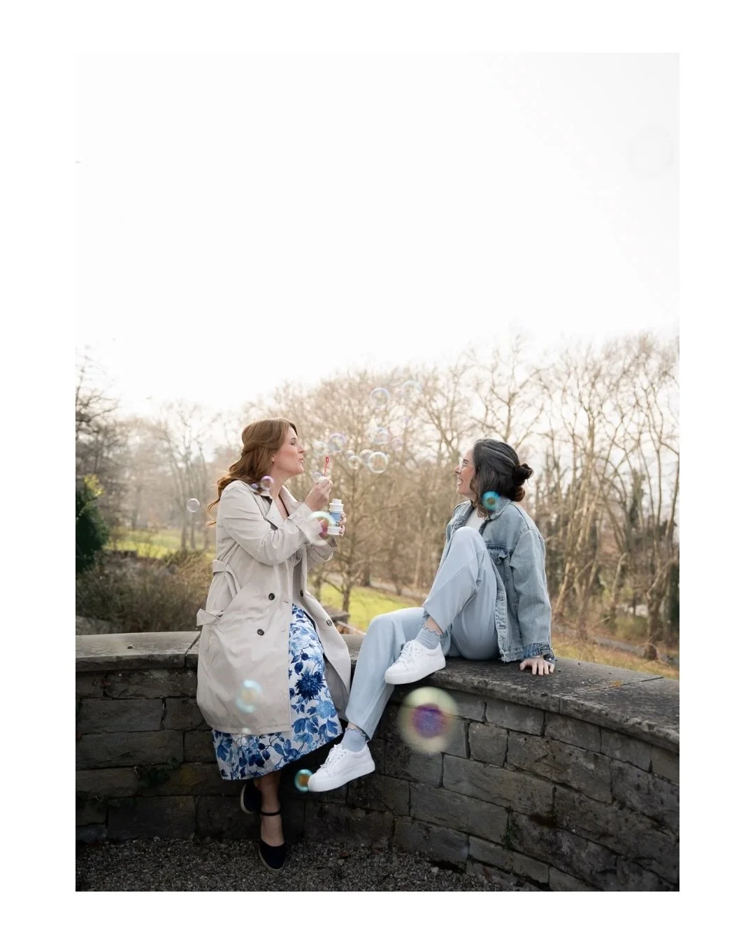 Sogar ein felliger Schlossbewohner wollte zwischendurch aufs Foto 🐈&zwj;⬛

Ein Shooting mit Bianca von @fairydress.ch und Chantal mit dem feinen Touch von @nocebeauty und dem wundersch&ouml;nen @schlosswartegg_bodensee als Kulisse. 🤍

#freundinnens