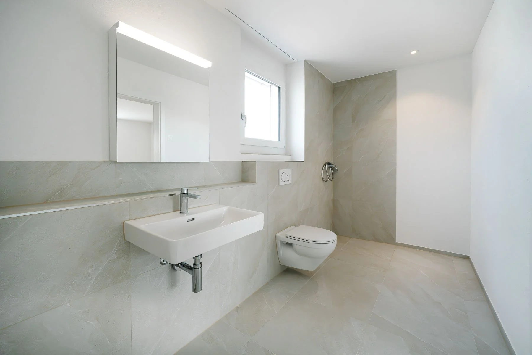 Badezimmer Haus Münchwilen, Dusche und Waschtisch