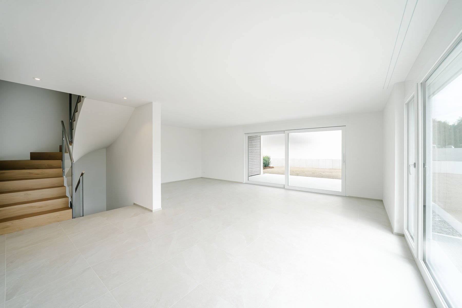 Wohnzimmer Münchwilen mit Fensterfront und Tageslicht